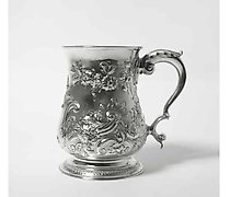 购买 银色杯子，华丽地装饰着花卉图案。英格兰，伦敦，1760年。