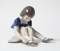 Статуэтка "Girl fastening her shoe…