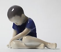 Статуэтка 坐着低下头的男孩