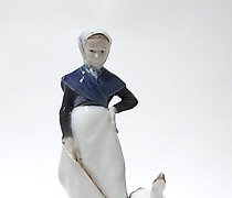 Статуэтка The translation of "Деву…