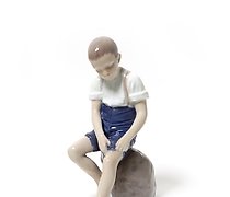 Статуэтка "Boy rolling up his pant…