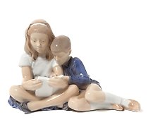Статуэтка 孩子们在阅读。丹麦，哥本哈根，皇家哥本哈根