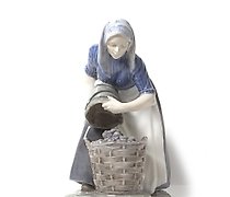 Статуэтка Girl collecting potatoes…
