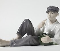 Статуэтка 男孩在午餐。丹麦，哥本哈根，皇家哥本哈根。