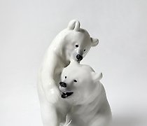 Статуэтка A pair of playing bears.…