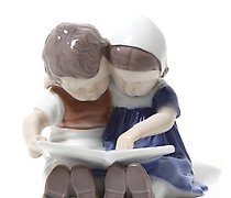 Статуэтка "Children reading a book…