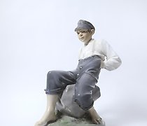 Статуэтка 石头上的小男孩。丹麦，哥本哈根，皇家哥本哈根...