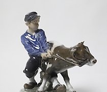 Статуэтка 小伙子与小牛。 丹麦，哥本哈根，皇家哥本哈根