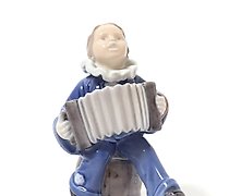 Статуэтка Child with an accordion.…