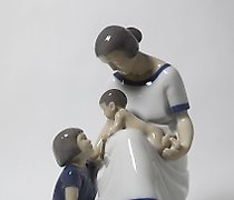 Статуэтка "Mother with two childre…