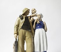 Статуэтка The text translates to: …