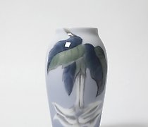 Статуэтка 瓷花瓶，带有白色花朵。丹麦，哥本哈根，皇家哥...