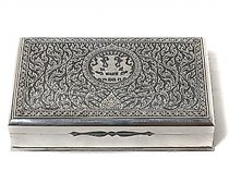 Статуэтка 银色的盒子，内部为木质装饰，银饰上雕刻有植物...
