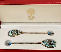 buy The translation of "Серебряные ложки" into English is "Silver spoons."