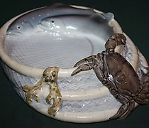 Статуэтка 瓷器花瓶，上面有螃蟹和鲱鱼。Bing &amp; G...