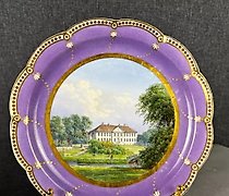 Статуэтка 皇家哥本哈根的地形盘，上面描绘了庄园的图像。