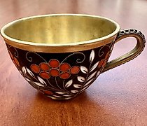 Статуэтка 这段文本翻译成简体中文是：“隔片珐琅的杰作杯...