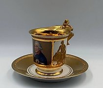 Статуэтка Чашка с блюдцем и портре…