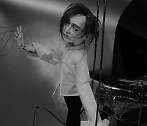 Статуэтка The translation of "Чей-…