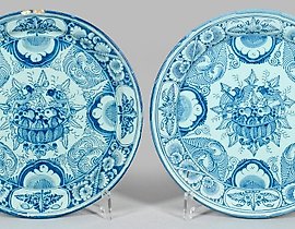 A pair of Bayreuth plates.