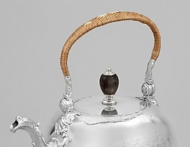 高质量的乔治三世加热水壶带保温底座。