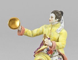 拿着托盘的日本女人