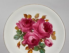 带有玫瑰装饰的装饰盘