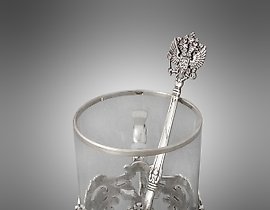 Подстаканник Держава  Мастерская-студия «Межов» 翻译成简体中文是：

“德尔嘉杯架  ‘梅尔乔夫’工作室”