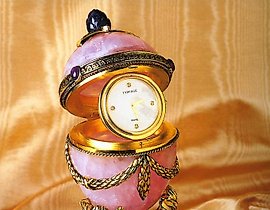 法贝热蛋，带有帝国风格的玫瑰石英时钟。