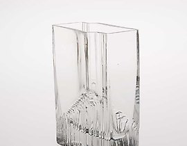 A decorative glass vase, 16 x 6.5 x 22 cm. Author: Tapio Wirkkala (Finland).