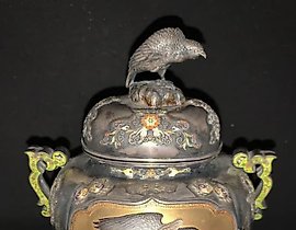 日本银制彩色珐琅和金漆的香炉，装饰有柴山。