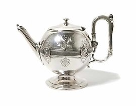 银茶壶。美国，Gorham设计梅达利昂
