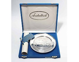 收藏银盘，正面为瑞典诗人和作家比尔格·绍贝里的肖像，产于瑞典马尔默，由GEWE SILVERVARUFABRIKEN AB制作，年份为1976年。