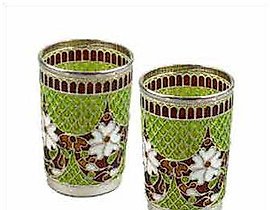 "Стопка витражная эмаль" can be translated into simplified Chinese as "彩色玻璃堆".