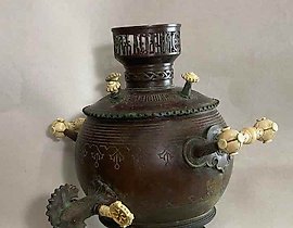 Самовар-петух can be translated into simplified Chinese as "公鸡茶炊".