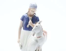 Девушка с козой. Дания, г. Копенгаген, Bing & Grondahl