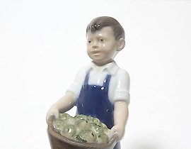 十月 - 拿着苹果的男孩。丹麦，哥本哈根，皇家哥本哈根。