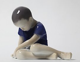 坐着低下头的男孩