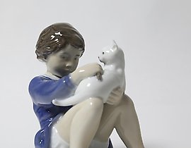 女孩与猫。丹麦，哥本哈根，皇家哥本哈根