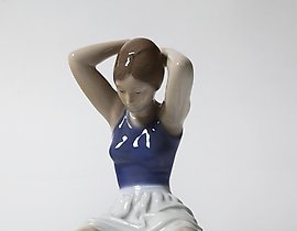 女孩在整理头发。丹麦，哥本哈根，皇家哥本哈根。