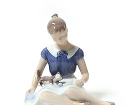 瓷雕像。抱着猫的女孩 Bing Grondahl