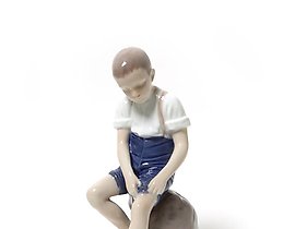 男孩，卷起裤腿。丹麦，哥本哈根，宾戈与格朗达尔。