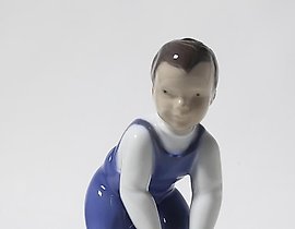 The translation of the text is: "Porcelain figurine I am walking now Bing Grondahl."