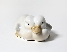 一对小鸭子。丹麦，哥本哈根，皇家哥本哈根