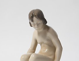 女孩在石头上。丹麦，哥本哈根，皇家哥本哈根