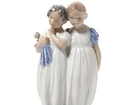 女孩与玩偶。丹麦，哥本哈根，皇家哥本哈根。