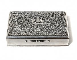 银色的盒子，内部为木质装饰，银饰上雕刻有植物花纹。政府赠品。