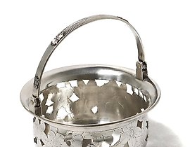 银色镂空花瓶，翻转把手。中国上海，Luen Wo，19世纪末。