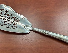 整银鱼菜铲。俄罗斯，1845年。