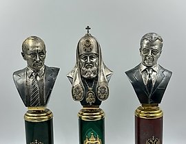 银色的普京V.V.、梅德韦杰夫D.A.、基里尔大主教的胸像在基座上